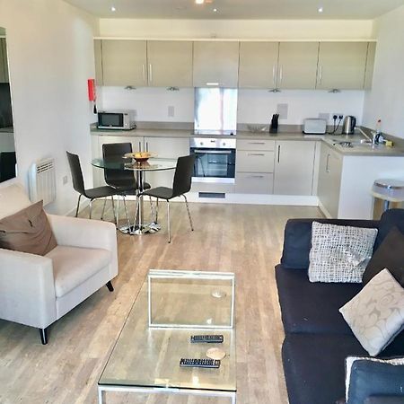 New Central Woking 1 And 2 Bedroom Apartments With Free Gym, Close To Train Station Buitenkant foto