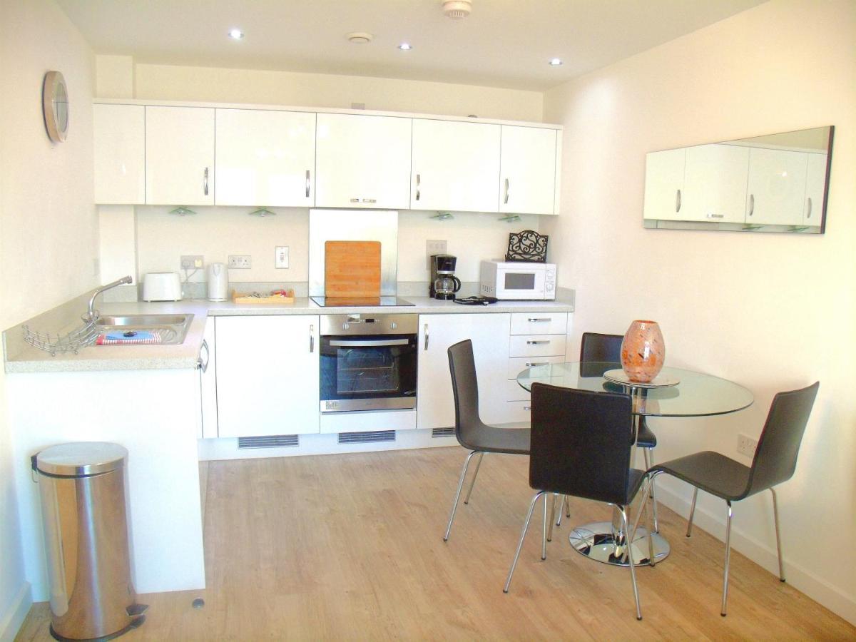 New Central Woking 1 And 2 Bedroom Apartments With Free Gym, Close To Train Station Buitenkant foto