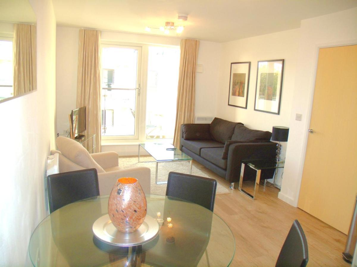 New Central Woking 1 And 2 Bedroom Apartments With Free Gym, Close To Train Station Buitenkant foto