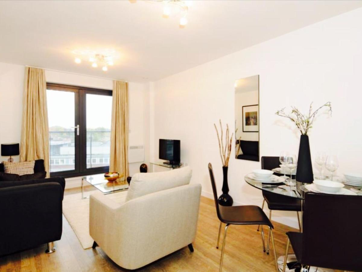 New Central Woking 1 And 2 Bedroom Apartments With Free Gym, Close To Train Station Buitenkant foto