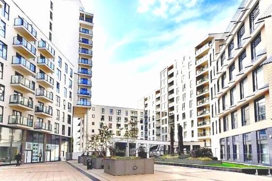 New Central Woking 1 And 2 Bedroom Apartments With Free Gym, Close To Train Station Buitenkant foto