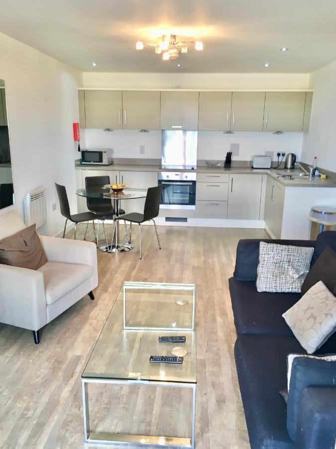 New Central Woking 1 And 2 Bedroom Apartments With Free Gym, Close To Train Station Buitenkant foto