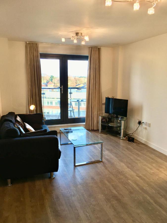 New Central Woking 1 And 2 Bedroom Apartments With Free Gym, Close To Train Station Buitenkant foto
